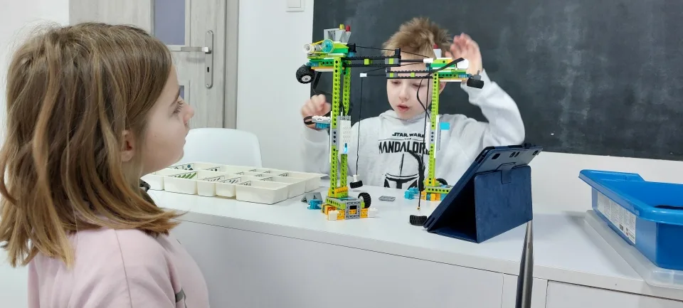 Dzieci bawiące się i budujące roboty LEGO na warsztatach FA-BRYKA